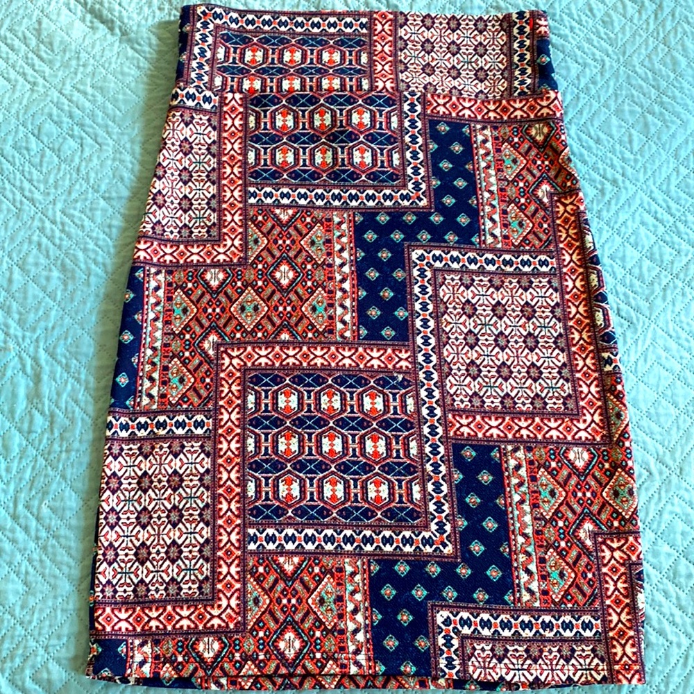 New Without Tag 
Multicolored Printed skirt size large 
99%polyester 
4% spandex